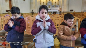 Modlící se děti ve farním kostele (únor 2022)